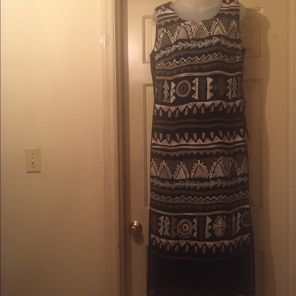 Black sleeveless max jumper with print overlay.